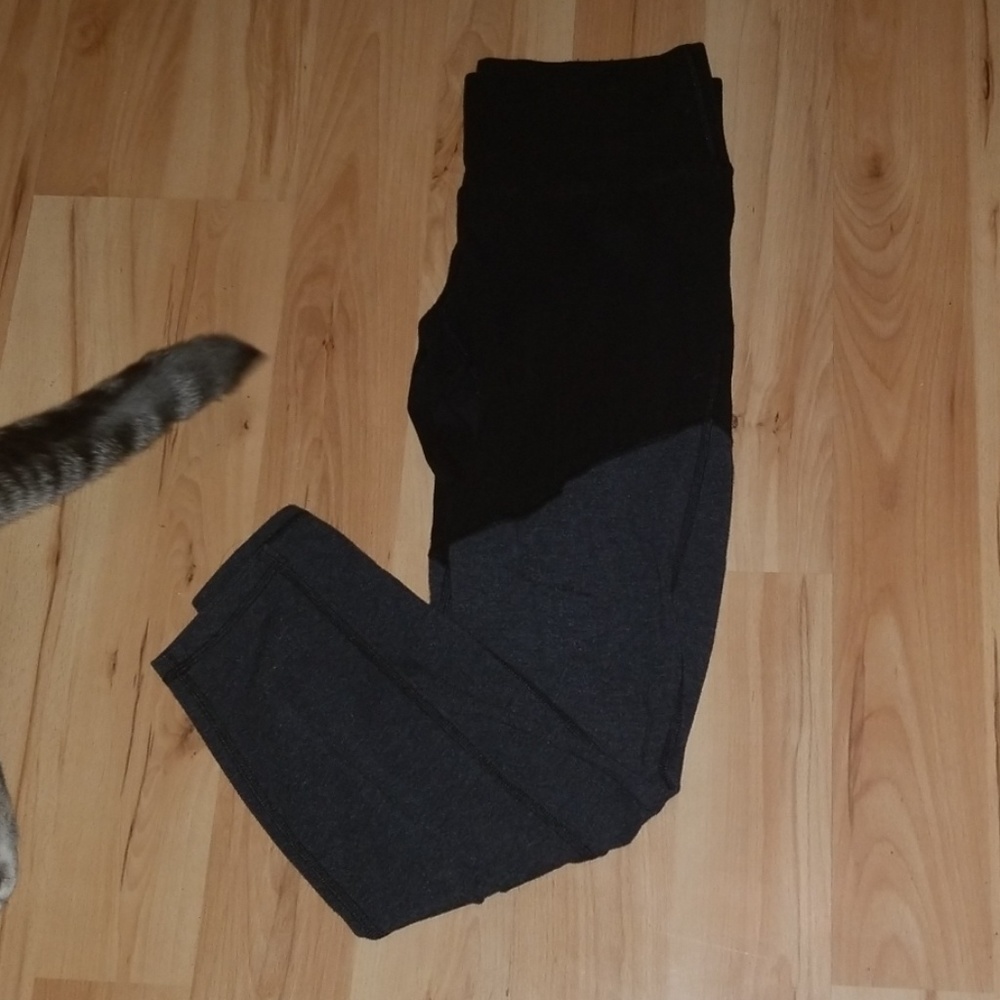 Workout/Sporty-style leggings.